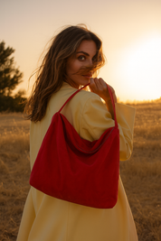A Crossbody Carafori em nylon traz espaço interno amplo, zíper seguro e alça ajustável. Um acessório flexível e moderno para mulheres que valorizam estilo e conforto.