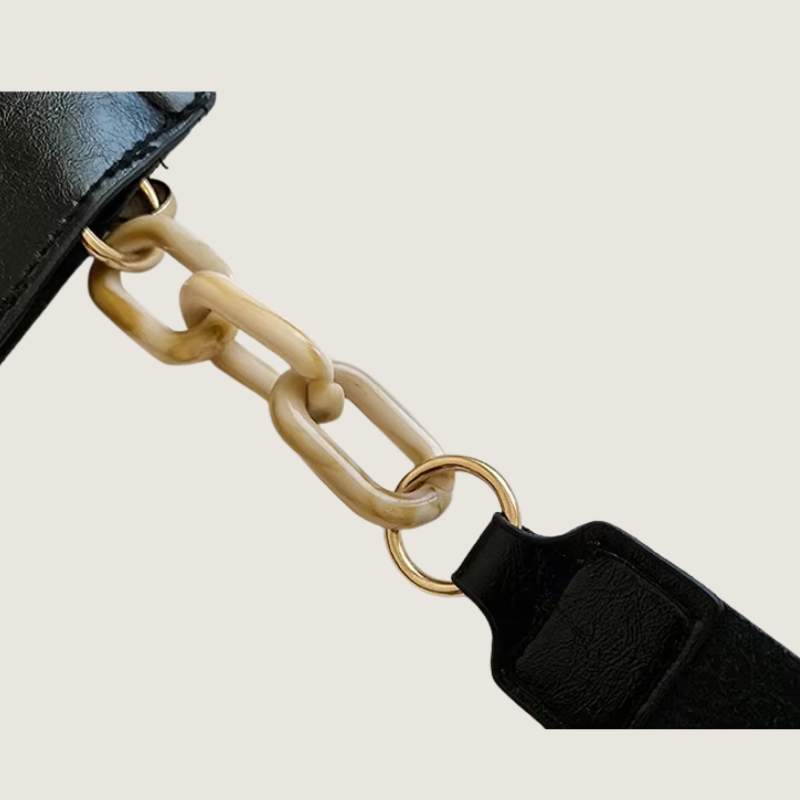Bolsa estruturada Carafori com corrente elegante e couro premium. Sofisticação atemporal para mulheres de estilo.