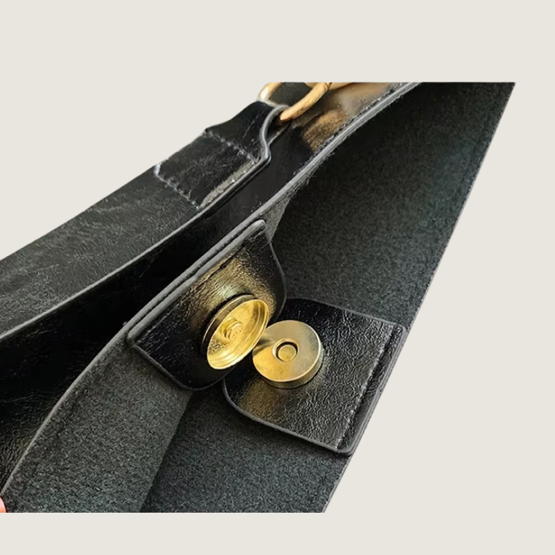 Bolsa Carafori com corrente sofisticada e couro sintético premium. Peça exclusiva, versátil e atemporal.