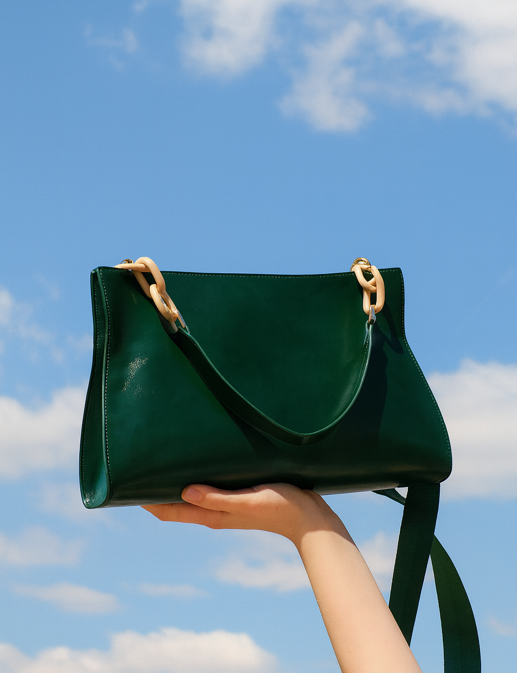 Bolsa Carafori feminina em couro premium, com alça em corrente. Luxo minimalista que une estilo e praticidade.