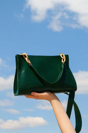 Bolsa Carafori feminina em couro premium, com alça em corrente. Luxo minimalista que une estilo e praticidade.