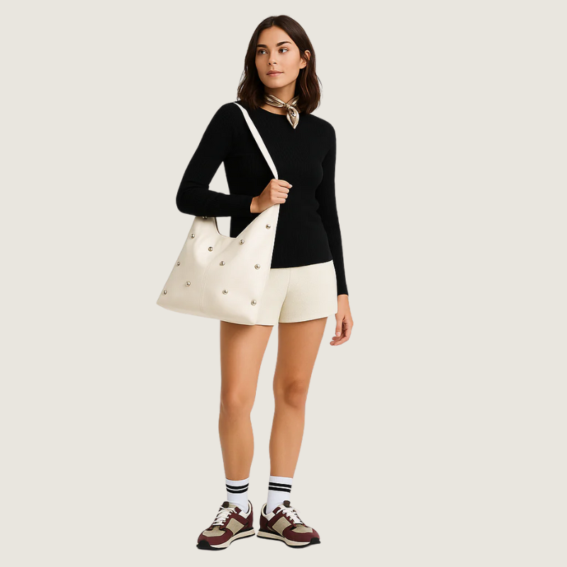 Produzida artesanalmente no Brasil, a Bolsa Tote Carafori une conforto e espaço interno generoso em um design sofisticado, ideal para rotina moderna.