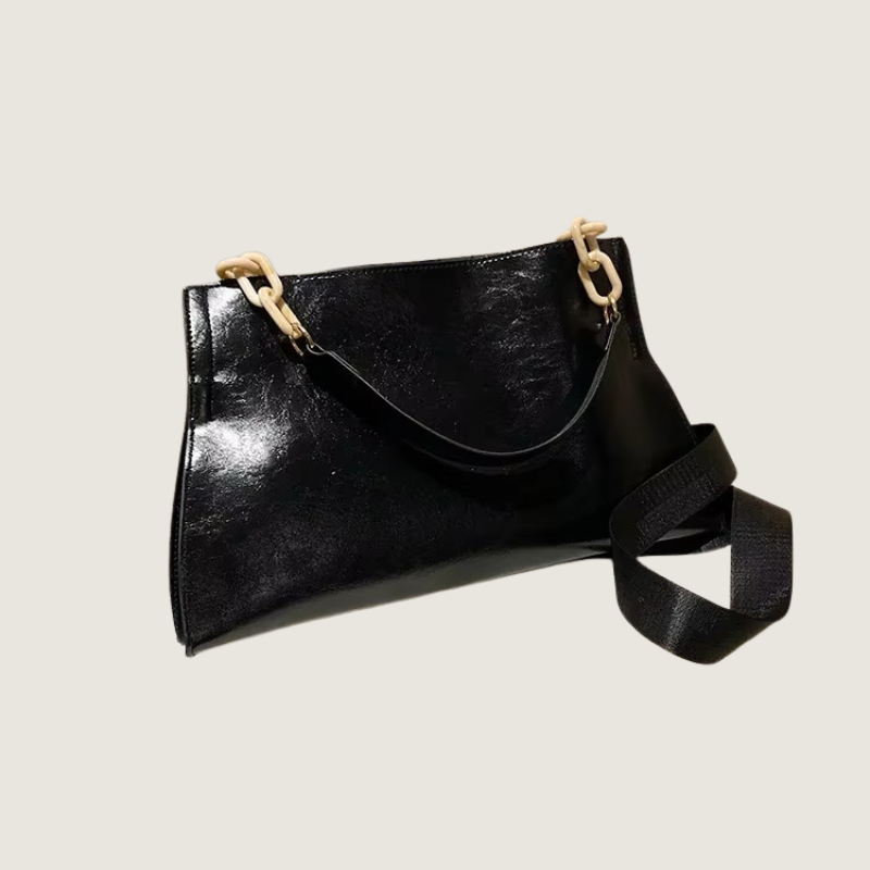 Bolsa Carafori a tiracolo em couro premium com alça em corrente sofisticada. Design elegante, versátil e atemporal.