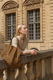 Bolsa de ombro Carafori estilo tote, estampa leopard atemporal e acabamento refinado. Perfeita para trabalho, viagens e compras.