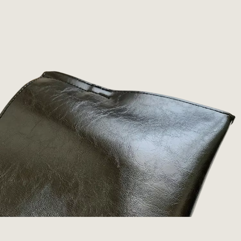 Bolsa de ombro Carafori com acabamento refinado, corrente delicada e design luxuoso. Elegância em cada detalhe.