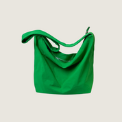 Leve, prática e refinada, a Crossbody Carafori em nylon premium traz estilo minimalista e versátil, ideal para a mulher contemporânea que valoriza conforto e elegância.