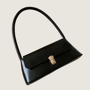 Bolsa de Ombro Carafori Ella bege, design atemporal e minimalista, perfeita para compor produções elegantes no dia e na noite.