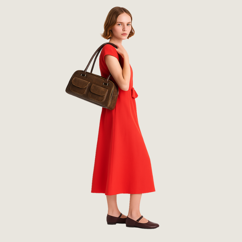 Design com bolsos frontais duplos e zíper seguro. Um acessório exclusivo e funcional, feito para mulheres que valorizam elegância e organização.