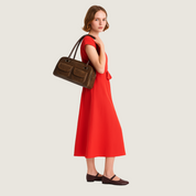 Design com bolsos frontais duplos e zíper seguro. Um acessório exclusivo e funcional, feito para mulheres que valorizam elegância e organização.