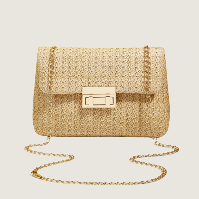 Feita à mão no Brasil, a Riviera Mini Carafori une palha trançada premium, fecho dourado e corrente de ombro. Leve, elegante e versátil, perfeita para o verão.