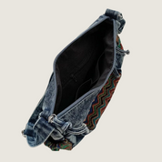 Inspirada no estilo boêmio, a Sacola Carafori Denim Boho traz bordados refinados, denim premium e praticidade. Um acessório exclusivo para todas as estações.