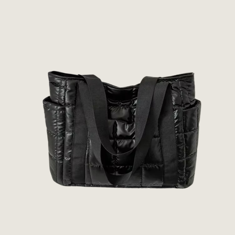 A Tote Carafori em algodão acolchoado une conforto, luxo e praticidade. Design sofisticado, espaço interno amplo e estilo versátil para a temporada de inverno.