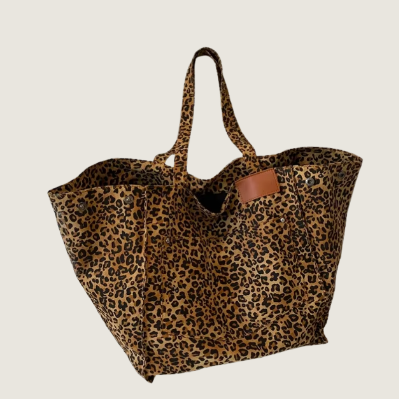 Bolsa tote Carafori com estampa de leopardo, design trapezoidal e grande capacidade. Elegância e praticidade para o dia a dia.