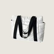 A Bolsa Tote Carafori traduz sofisticação e conforto em algodão acolchoado. Ampla, leve e versátil, é perfeita para acompanhar looks de inverno com elegância.