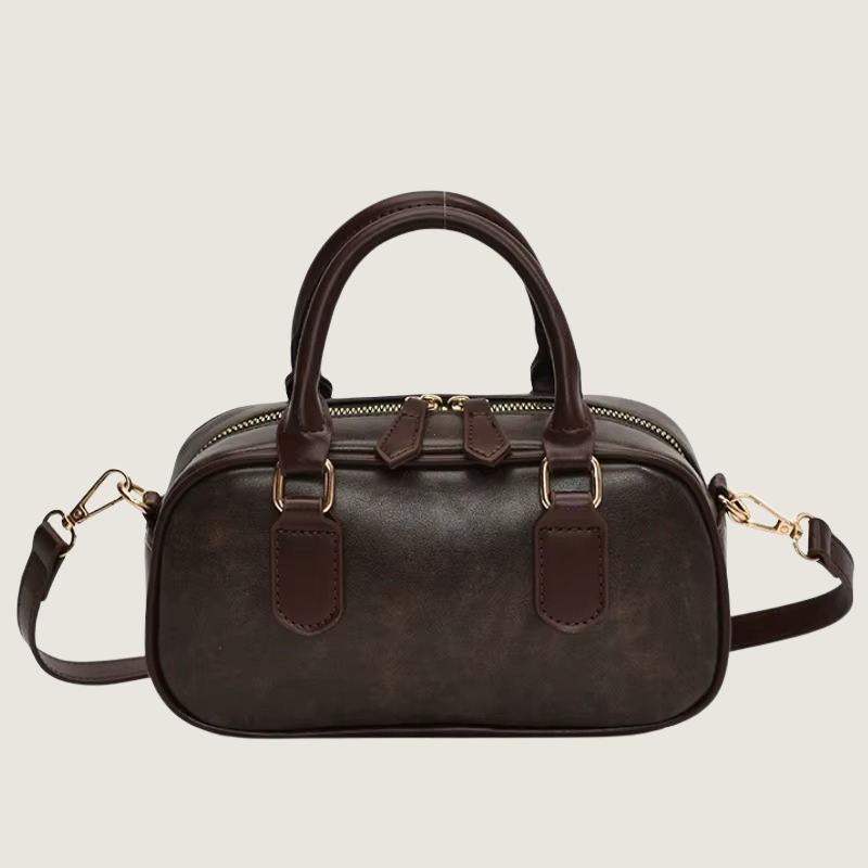A Bolsa Carafori Bowling Crossbody é o equilíbrio perfeito entre estilo e sofisticação. Uma peça que transforma qualquer look em uma declaração de luxo minimalista.
