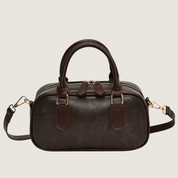 A Bolsa Carafori Bowling Crossbody é o equilíbrio perfeito entre estilo e sofisticação. Uma peça que transforma qualquer look em uma declaração de luxo minimalista.