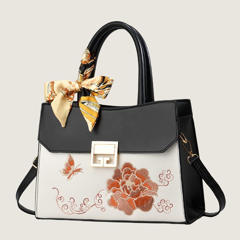 A Handbag Carafori Bordada em couro premium traz bordados florais exclusivos e detalhes sofisticados. Um acessório que traduz luxo, versatilidade e elegância.