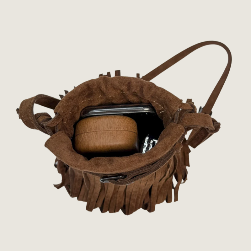 Bolsa Carafori boho chic em camurça marrom com franjas elegantes