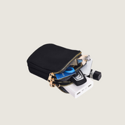 Produzida à mão no Brasil, a Bolsa Mini Carafori une resistência e sofisticação. Compacta, funcional e elegante, ideal para mulheres modernas.