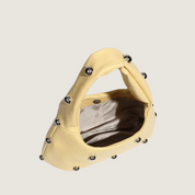 Bolsa Carafori pequena e elegante, feita à mão, unindo praticidade e design de luxo.