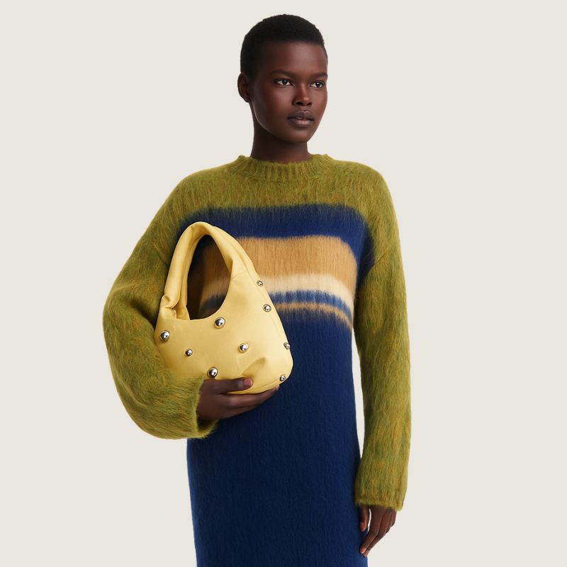 Bolsa Carafori compacta, feita à mão em couro premium, ideal para looks elegantes e urbanos.