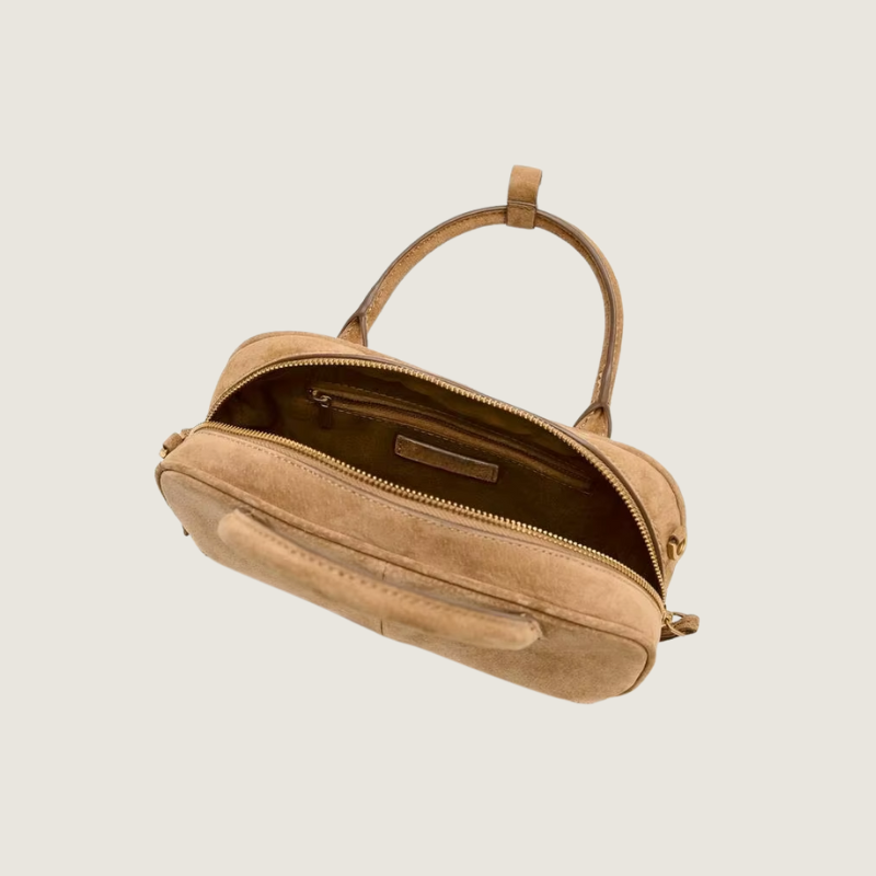 Bolsa elegante Carafori estilo baguette feminina, feita em camurça macia com detalhes refinados e luxo acessível.