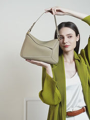 Versatilidade e estilo em uma só peça: a Bolsa Carafori Ombro Geométrica acompanha você em todas as ocasiões.