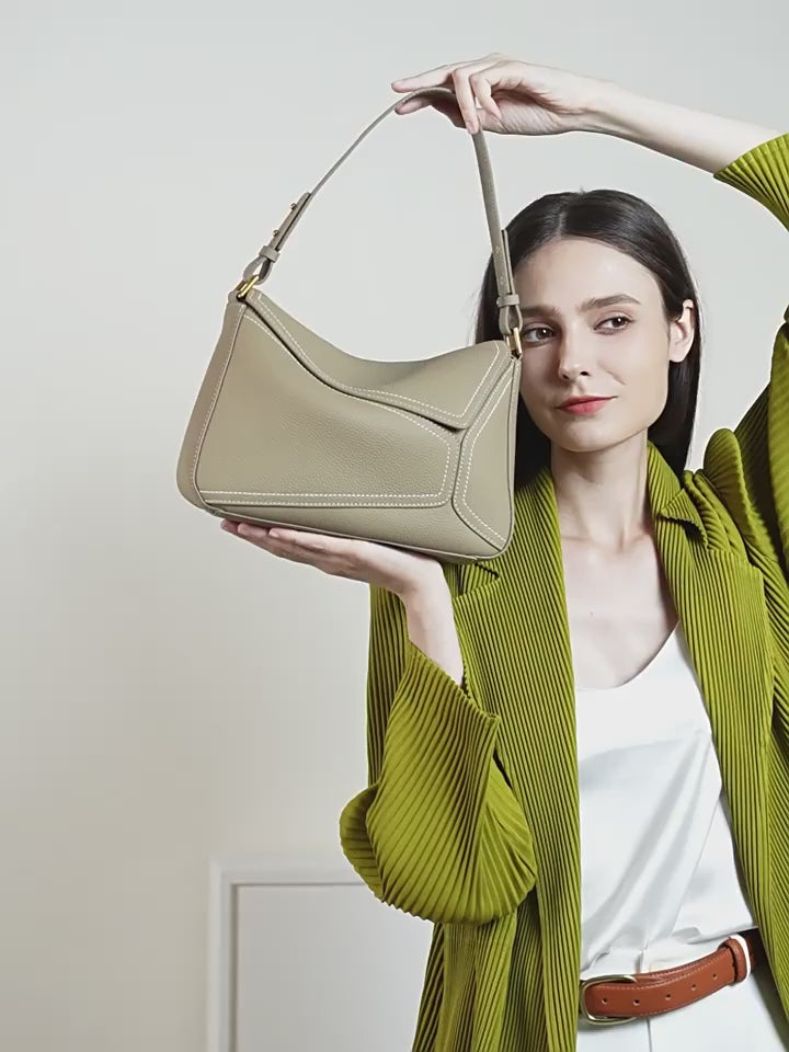 Versatilidade e estilo em uma só peça: a Bolsa Carafori Ombro Geométrica acompanha você em todas as ocasiões.